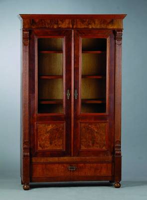 Vitrine, Gründerzeit, um 1880/90, Nußbaum/Wurzelnuß, teils auf Mahagoni gebeizt, 2-türig, teilverglast, 4 orig. Einlegeböden, sparsame ...