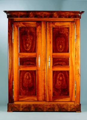 Biedermeierschrank, Pfalz/Elsass, um 1820, Nußbaum massiv, 2-türig, Front und Seiten kassettiert, Furnier vielfach gesp. verlegt, abgerundete ...