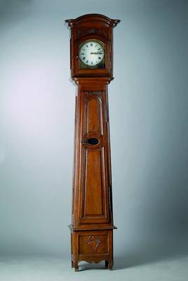 Standuhr mit Comtoiser Uhrwerk, Frankreich um 1800, Eiche geschnitzt, a trois corps, Comtoiser Uhrwerk um 1830, sog. Monatsläufer , Palmette mit ...