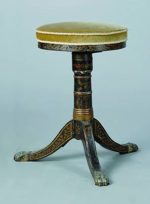 Klavierhocker, um 1830/40, England, Hartholz, schwarz gelackt und gold gehöht, Tatzenfüße aus Bronze später, Alterssch., höhenverstellbar