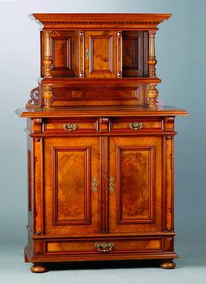 Halbschrank mit Aufsatz, sog Kredenz, um 1880/90, Gründerzeit, Nußbaumfurnier, Unterteil 2-türig, Fußschublade, Oberteil 1-türig, sehr guter ...