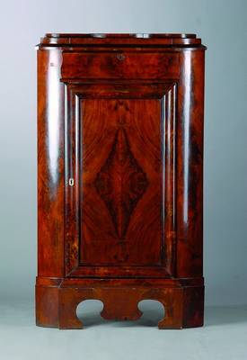 Eckschrank, norddeutsch, um 1825, Pyramidenmahagonifurnier, 1-türig, Überholung empf., schwundrissig, Furniersch., ca. 150x90x52 cm