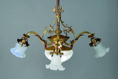 Deckenlampe, deutsch, um 1900, ehemals Gaslampe, 4 Brennstellen, orig. 1880 und um 1900 umgeändert, Lampenschirme sekundär, H. ca. 90 cm, ...