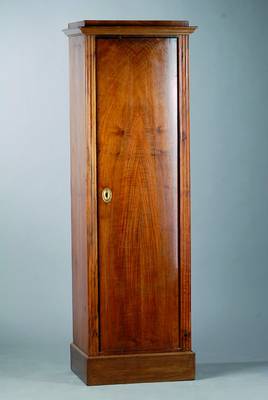 Biedermeierpfeilerschrank, um 1830, Nußbaum,Sägefurnier, doppelt gesp. verlegt, 1-türig, Lisenen leicht wellig, l. Furniersch., Gebr. -Sp., ca. ...