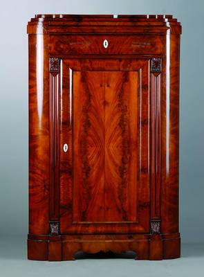 Eckschrank, um 1860, Raum Dresden, Mahagonifurnier, 4-fach gesp. verlegt, sehr schönes Furnierbild, Beinbeschl., 1-türig, abgerundete Ecken, ...