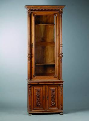 Waffenschrank, deutsch, um 1880-90, Nußbaum mit Wurzelnußfurnieren, Oberteil 1-türig verglast, Lisenen mit 3/4 Säulen, reich geschnitzt, ...
