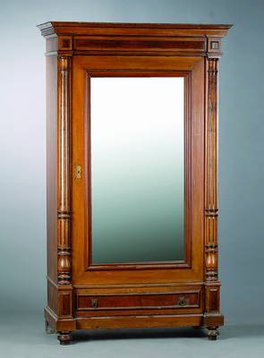 Eintüriger Schrank, deutsch, um 1880-90, Gründerzeit, Nußbaum, Tür verspiegelt, Fußschublade, Lisenen m. Halbsäulen, diese gerieft, Kopf ...