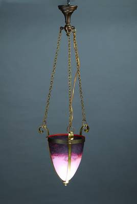 Deckenlampe, Frankreich, um 1910-20, Schirm Schichtglas mit altrosa und violetten Einpuderungen, eine Brennstelle, Elektr. nicht geprüft, ...