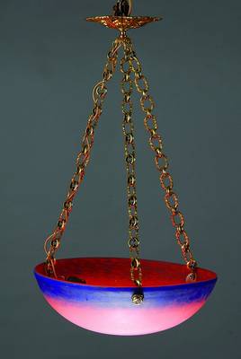 Deckenlampe, Delatte Nancy, um 1920, Schichtglasschale mit roten und blauen Einpuderungen, Metallmontur gereinigt, eine Brennstelle, Elektr. nicht ...