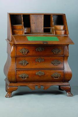 Barocksekretär, Holland, um 1770/80, Eiche, Oberteil m. Klappe, reiche Inneneinrichtung, Unterteil 3-schübig, bombiert, reich verzierte Beschläge, ...