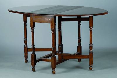 Klapptisch, England, um 1880, Eiche, beidseitig abklappbar, Beine reich gedrechselt, l. Gebr.-Sp., ca. 76x91x43(143) cm