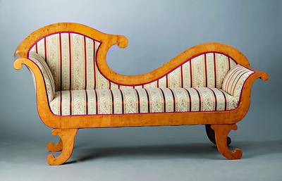 Chaiselongue, Biedermeier, um 1820, helle Birke, restauriert, allseitig geschweift, Armlehnen und Füße in Voluten auslaufend, gemusterter Bezug und ...