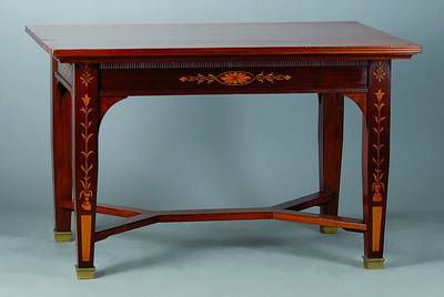 Tisch, Jugendstil um 1910, Unterteil Nußbaum, Gestell reich abstrakt floral intarsiert in Ahorn, l. Brandmalerei, Platte sek., Satinholz, Beine ...