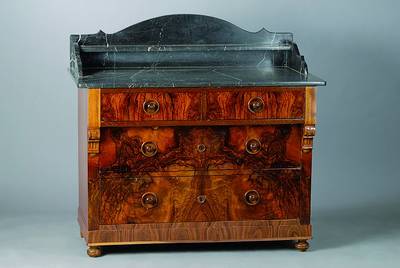 Waschtisch, um 1900, Wurzelnußfurnier, 4 -schübig, dunkelgraue Marmorplatte, rest., bzw. teils neu furniert, schönes Furnierbild, Platte l. best., ...