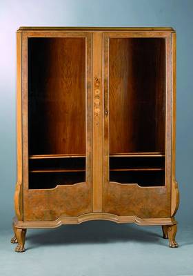 Vitrine, deutsch, 20/30er Jahre, Nußbaumfurnier, intarsierter floraler Dekor, 2-türig verglast, Zarge geschweift, abgeflachte Ecken, Beschl. l. ...