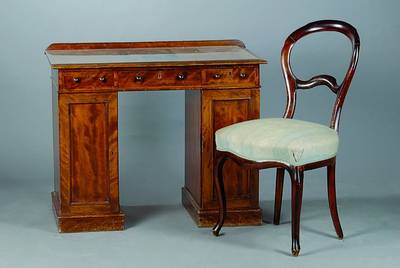 Damenschreibtisch, England, um 1900, Mahagonifurnier, dazu ein Stuhl, dieser passend, Alterssch., ca. 74x92x51 cm