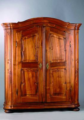 Barockschrank, Bayern, um 1780, sog. Spaltschrank, Nußbaum massiv, 2-türig, Front und Seiten kassettiert, Volutenverz., verzierte Beschläge, Kopf ...
