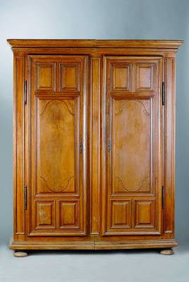 Schrank, um 1800, Nußbaum massiv, 2-türig, sog. Spaltschrank, Front und Seiten kassettiert, Kopf getreppt, Fuß passig, Reste alten Wurmbefalls, ...
