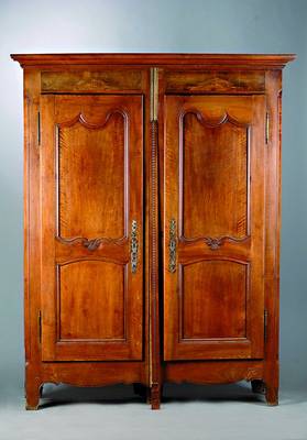 Schrank, Frankreich, um 1770/80, Nußbaum, 2-türig, sog. Spaltschrank, Zarge geschweift, sparsame Volutenschnitzerei, Blendleiste lose bzw. l. ...