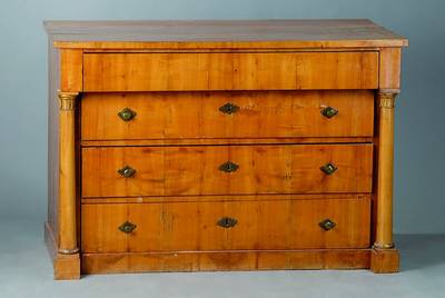 Kommode, 18. Jh., Kirschbaumfurnier, 4-schübig, Lisenen m. Vollsäulen, goldverzierte Abschlüsse, schwundrissig, Furniersch., ohne Schlüssel, ...