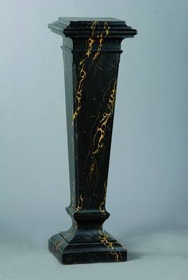 Blumensäule, im Gründerzeitstil, schwarz gefasst, teils marmoriert, vielfach getreppt, l.schwundrissig, Gebr.-Sp., ca. 109x33x33 cm