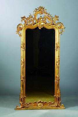 Großer Spiegel, um 1850, reich geschnitzt und gestuckt, goldfarben gefasst, facett. Spiegelglas erneuert, Alterssch., Zierteile teils fehlend, ca. ...