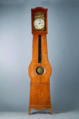 Standuhr, Frankreich um 1870/80, Gehäuse Weichholz, spannungsrissig, alter Wurmbefall, Werk Comtoise mit orig. Lyrapendel, Zifferblattumrandung mit ...