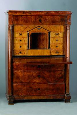 Standsekretär, um 1820, Nußbaum/Wurzelnußfurnier, Unterteil 3-schübig,Klappe, reiche Inneneinrichtung, Kopfschublade, teils großflächig rot ...