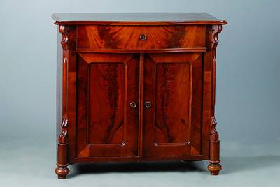 Halbschrank, um 1860/70, Mahagonifurnier, l. geschweift, 2-türig, 1-schübig, abgerundete Ecken, sparsame Schnitzereien, l. Furniersch., Alterssch., ...