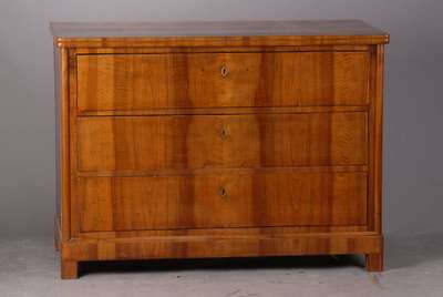 Kommode, Biedermeier, um 1830/40, Nußbaumfurnier, 3-schübig, abgerundete Ecken, l. Furniersch., st. Gebr.-Sp., ca. 86x117x58 cm ohne Schlüssel
