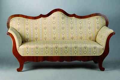 Sofa, deutsch, um 1830/50, Nußbaum, Bezug und Polsterung alt belassen, allseitig geschweift, Armlehnen m. Rosettenverz., Furniersch., Alterssch., ...