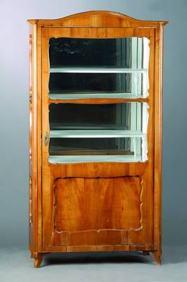 Vitrine, mitteldeutsch, um 1835/40, Kirschbaum, 1-türig, teilverlast, Brezelfüllungen, Inneneinrichtung weiß gefasst, Rückwand verspiegelt, ...