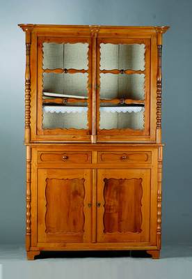 Aufsatzvitrine, mitteldeutsch, um 1835/40, Kirschbaum, Unterteil 2-türig, 2-schübig, Oberteil 2-türig verglast, sog. Brezelfüllungen, Lisenen m. ...