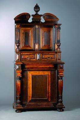 Aufsatzmöbel, deutsch, um 1880, nach dem Vorbild um 1680/1700, Korpus Eiche, Nußbaumfurnier, Unterteil 1-türig, Oberteil 2-schübig, reiche ...