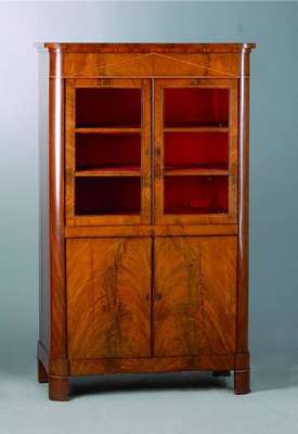 Vitrine, Biedermeier, um 1830, Mahagoni, Unterteil 2-türig, ausziehbare Geschirrablage,Oberteil 2-türig verglast und versprosst, Kopfschublade, ...