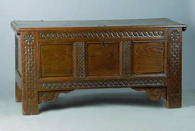 Stollentruhe, dat. 1746, Eiche massiv, Frontreich geschnitzt, Schuppendekor, Eckzwickel in Volutenform, schwundrissig, Alterssch., ca. 74x148x58 cm