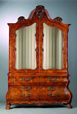 Aufsatzvitrine im holl. Barockstil, sog.. Prahlhans, 60er Jahre, Nußbaumfurnier mit aufwendigen floralen Einlegearbeiten, Unterteil 2-türig, ...