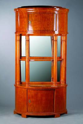 Regalschrank, Biedermeierstil, unter Verwendung alter Teile um 1830/40, Ahornfurnier, Ober- u. Unterteil je 1-türig, Vollsäulen, Rückwand ...