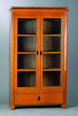 Vitrine, Biedermeierstil, unter Verwendung alter Teile, 2-türig, verglast u. versprosst, Kirschbaumfurnier, Fußschublade ohne Schlüssel, ...