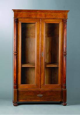 Vitrine, Gründerzeit, um 1880, Nußbaumfurnier, 2-türig, verglast und versprosst, Verglasung sek., Lisenen m. Vollsäulen, diese reich gedrechselt, ...