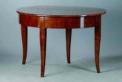 Halbmondtisch, deutsch, um 1840/50, Nußbaum/Palisander, Beine leicht geschweift, aufklappbar, l. Furniersch., l. verzogen, Gebr.-Sp., ca. 81x116x58 ...