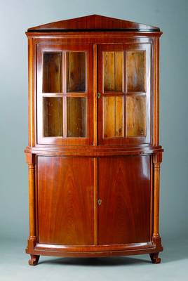 Eckschrank, Biedermeierstil, unter Verwendung alter Teile um 1840, Mahagonifurnier, Unterteil 2-türig, Oberteil 2-türig, verglast und versprosst, ...