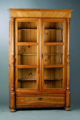 Gründerzeit-Vitrine, um 1880, Nußbaumfurnier, 2-türig, 3-seitig verglast und versprosst, reiche Inneneinrichtung, Fußschublade, Lisenen m. ...