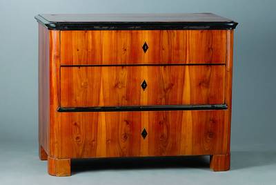 Kommode, Biedermeierstil, unter Verwendung alter Teile um 1830/40, Kirschbaumfurnier, 3 -schübig, Zierleisten geschwärzt, abgerundete Ecken, ...