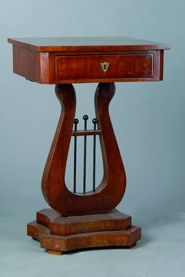 Nähtisch, Biedermeierstil, Nußbaumfurnier, 1-schübig, Fuß in Lyraform, st. Gebr.-Sp., ca. 74x47x43 cm