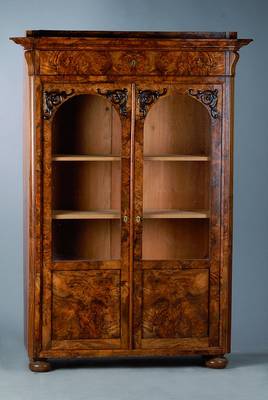 Wäscheschrank, deutsch, um 1860/70, Wurzelnußfurnier, 2-türig verglast, sparsame aufgesetzte Schnitzereien, Alterssch., ohne Schlüssel, l. ...