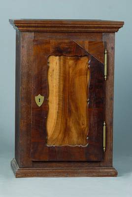 Beistellschränkchen, unter Verwendung alter Teile um 1835/40, Nußbaum, 1-türig, sog. Brezelfüllung, Kopf getreppt, Gebr.-Sp., ca. 71x50x33 cm