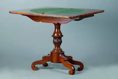 Spieltisch, norddeutsch, um 1850/60, Mahagonifurnier, aufklappbar, innen m. grünem Filzbelag, Fuß reich gedrechselt, Akanthusblattschnitzerei, l. ...