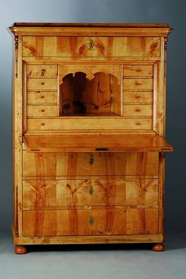Standsekretär, deutsch, um 1835/45, Birnbaumfurnier, Oberteil aufklappbar, sehr schöne Inneneinrichtung, Unterteil 3-schübig, Kopfschublade, st. ...