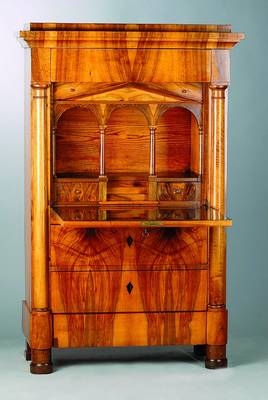 Sekretär, deutsch, um 1820/30, Nußbaum/Wurzelnußfurnier, gesp. verlegt, 3-schübig, Klappe,reiche Inneneinrichtung, Kopfschublade, Lisenen m. ...